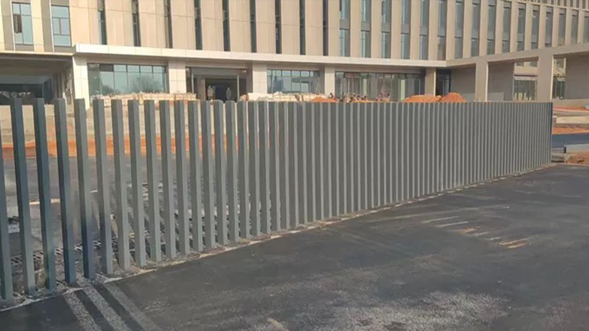 Why we choose automatic retractable fencing gates for our yard?www