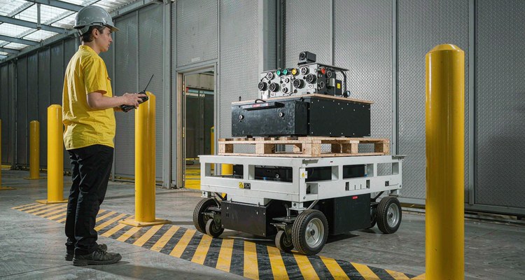 Remote-controlled mobile work platform with obstacle avoidance in a metallurgy plant