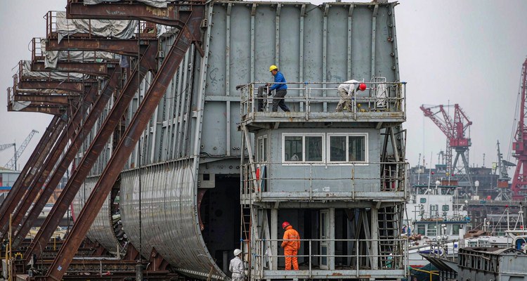 Line-side mobile work platform for ship block assembly and offshore fabrication