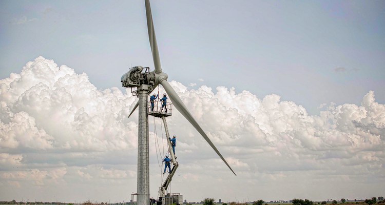 Mobile work platform for wind turbine tower and blade maintenance working at height