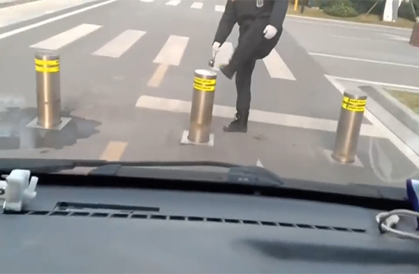 Semi-automatic rising bollards working show