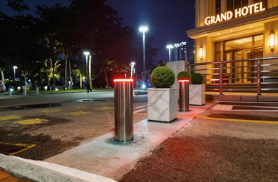 Summer Heat vs Your Bollard System: Why Electromechanical Wins