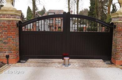 Linking automatic bollards to a community or villa gate access control system can bring the following benefits