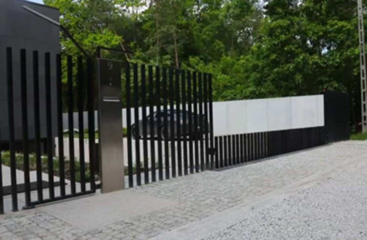 Electric underground retractable fencing gate