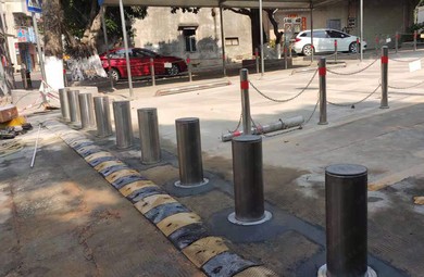 Illuminated Bollards vs Automatic Bollards: Two Ways to Control a Perimeter