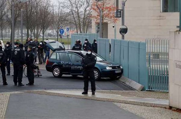 Germany ：Car crashes into gate of Merkel's office