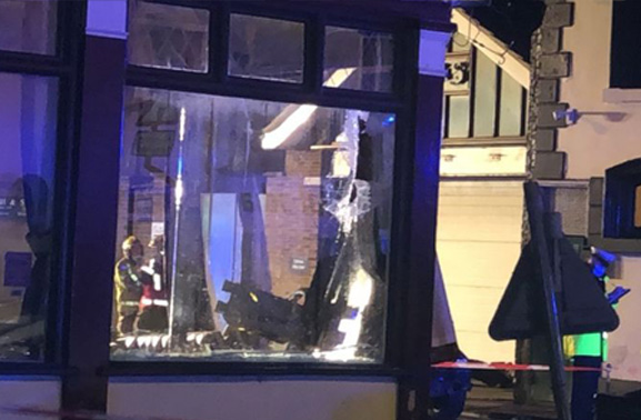 In Great Yarmouth：a car crashes into pub and collides with pedestrian 