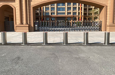 Should you choose electromechanical or hydraulic bollards?